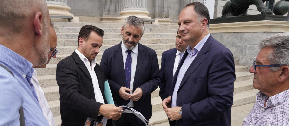 Salvador Aguilella junto a concejales y alcaldes afectados en el Congreso Diputados