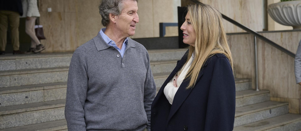 La presidenta de la Junta de Extremadura, María Guardiola, y el presidente del Partido Popular, Alberto Núñez Feijóo