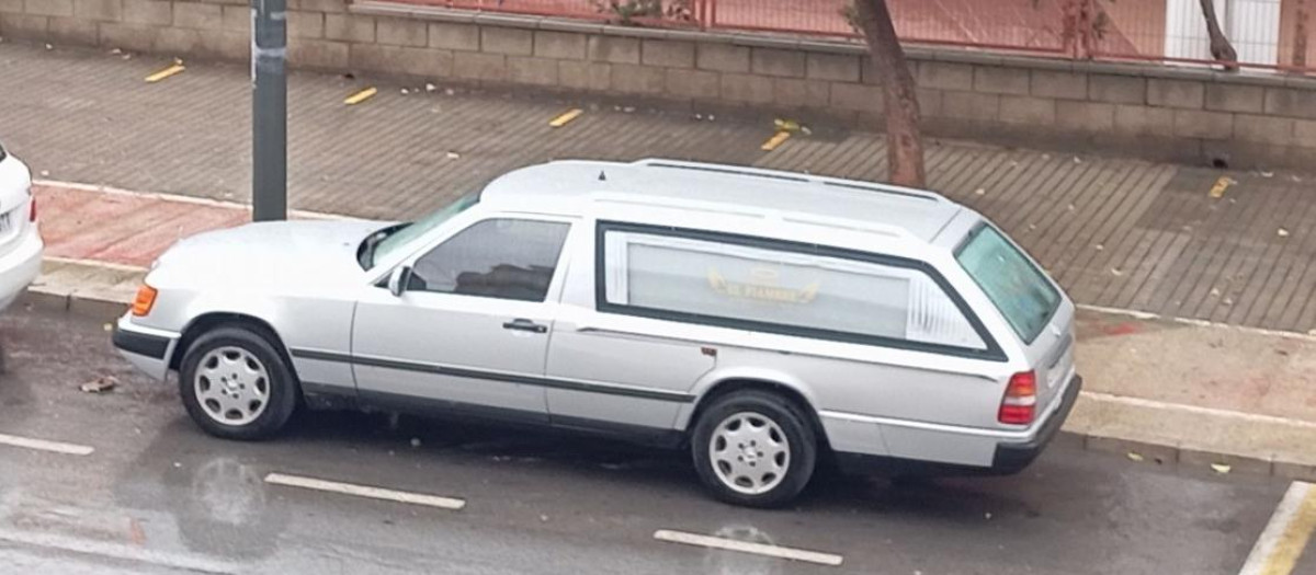 Coche fúnebre comprado por el joven de Petrel