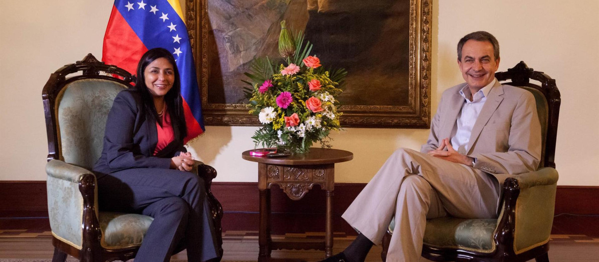 El expresidente del Gobierno José Luis Rodríguez Zapatero con la presidenta de Venezuela, Delcy Rodríguez, en una imagen de arhivo
