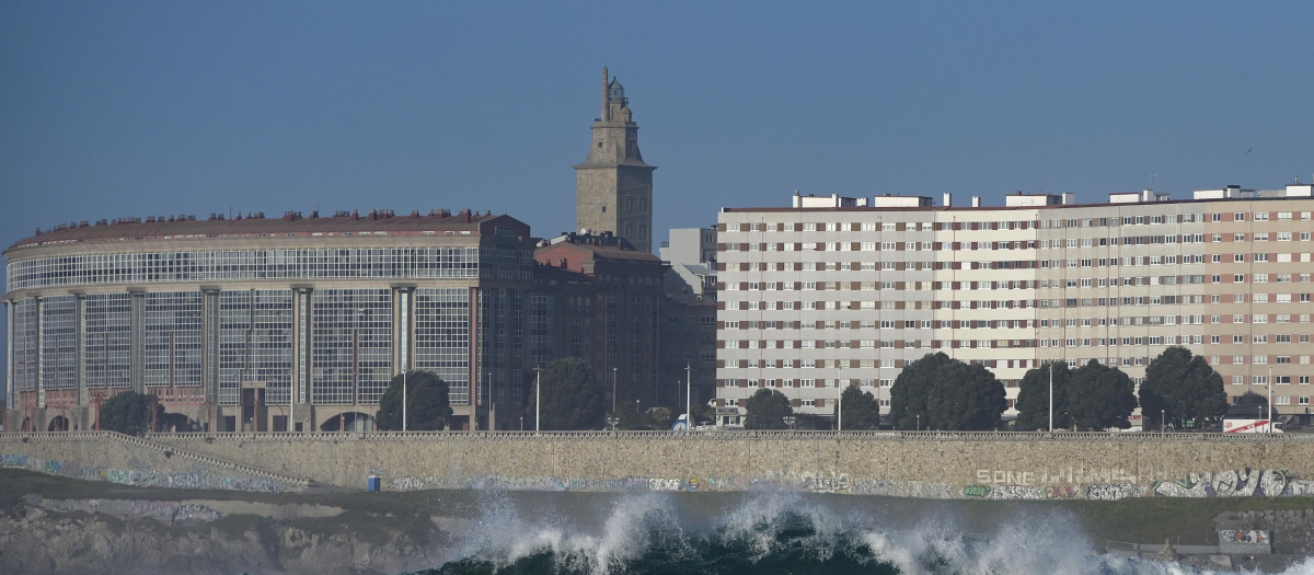 (Foto de ARCHIVO)
Fuerte oleaje y tiempo anticiclónico, a 21 de febrero de 2022, en A Coruña, Galicia (España). La Direccion Xeral de Emerxencias e Interior da Vicepresidencia da Xunta ha anunciado una alerta naranja por temporal costero a partir de la jornada de mañana en las provincias de A Coruña y Lugo. Protección Civil advierte que en estas situaciones de fuerte oleaje, el mar adquiere condiciones extraordinarias y puede arrastrar a una persona si se encuentra en sus proximidades. En la costa de Pontevedra también se prevén olas con una magnitud similar.

M. Dylan / Europa Press
21 FEBRERO 2022;A CORUÑA;GALICIA;ALERTA;OLEAJE
21/2/2022