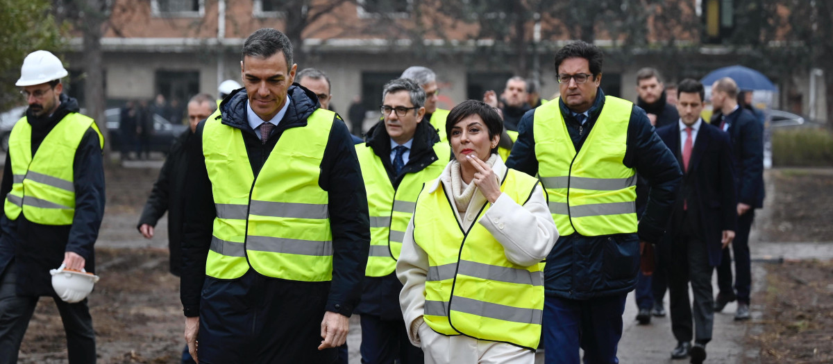 El ministro de la Presidencia, Félix Bolaños, el presidente del Gobierno, Pedro Sánchez, la ministra de Vivienda, Isabel Rodríguez, y el ministro para la Transformación Digital, Óscar López, durante el acto de demolición de los primeros edificios del acuartelamiento de Campamento