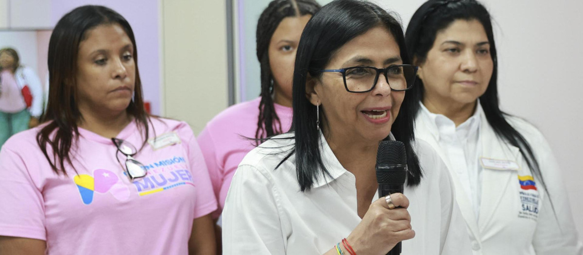 AME3761. CARACAS (VENEZUELA), 09/01/2026.- Fotografía cedida por el Palacio de Miraflores de la presidenta encargada de Venezuela, Delcy Rodriguez (c), en un acto de gobierno, en Caracas (Venezuela). Rodríguez coincidió con el mandatario brasileño, Luiz Inácio Lula da Silva, y con el colombiano, Gustavo Petro, en "la necesidad de avanzar en una agenda de cooperación" que sea "amplia", según informó la funcionaria tras conversar por teléfono con ambos, en el contexto, dijo, de la "grave agresión" de EE.UU. contra su país. EFE/ Palacio De Miraflores /SOLO USO EDITORIAL/NO VENTAS/ SOLO DISPONIBLE PARA ILUSTRAR LA NOTICIA QUE ACOMPAÑA (CRÉDITO OBLIGATORIO)