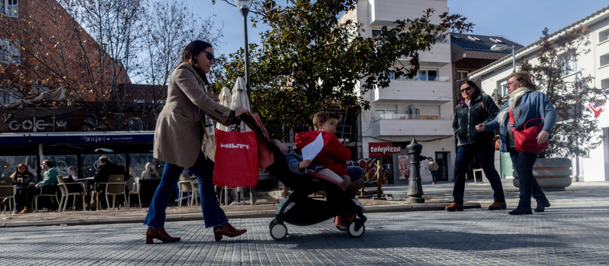 Una mujer con un carrito de bebé