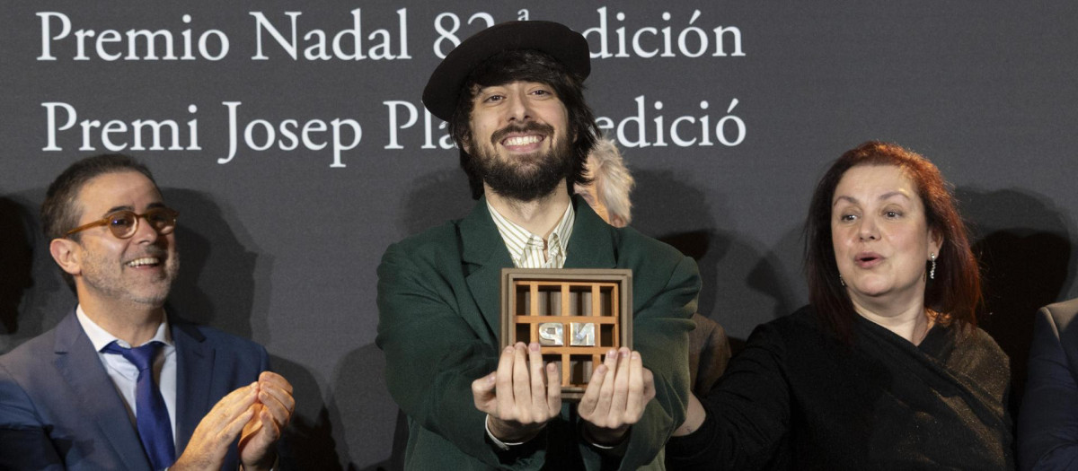 El escritor David Uclés tras recibir el galardón como ganador del Premio Nadal de Novela 2026 por la obra 'La ciudad de las luces muertas'