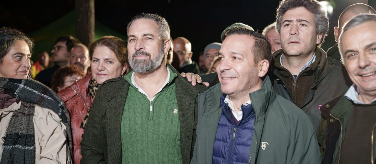 El presidente de Vox, Santiago Abascal, y el candidato de Vox en Extremadura, Óscar Fernández, en un acto de campaña