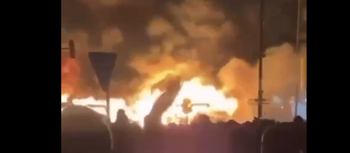 Imagen de una zona de la ciudad de Isfahán ardiendo