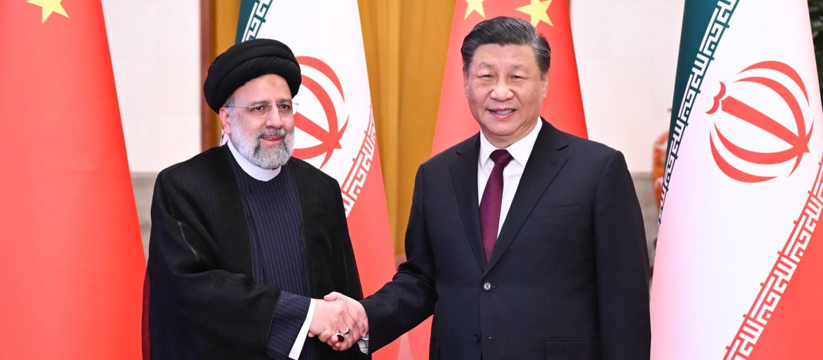 El expresidente de Irán Ebrahim Raisi y el presidente de China Xi Jinping en una foto de archivo de 2023