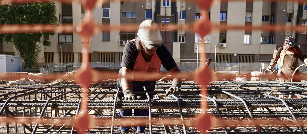 Operarios de la construcción trabajan en las obras del tramo I de la prolongación del Metro de Málaga