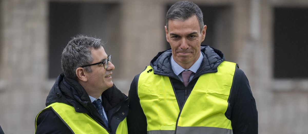 El ministro de la Presidencia, Félix Bolaños, y el presidente del Gobierno, Pedro Sánchez