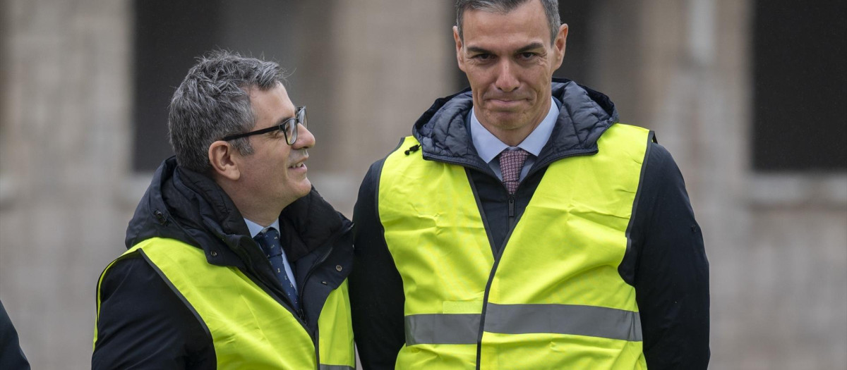 El ministro de la Presidencia, Félix Bolaños, y el presidente del Gobierno, Pedro Sánchez