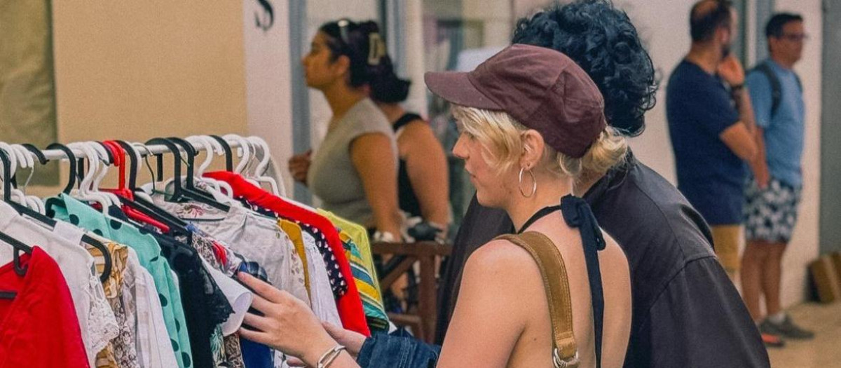 Personas comprando en el Flea Market Valencia