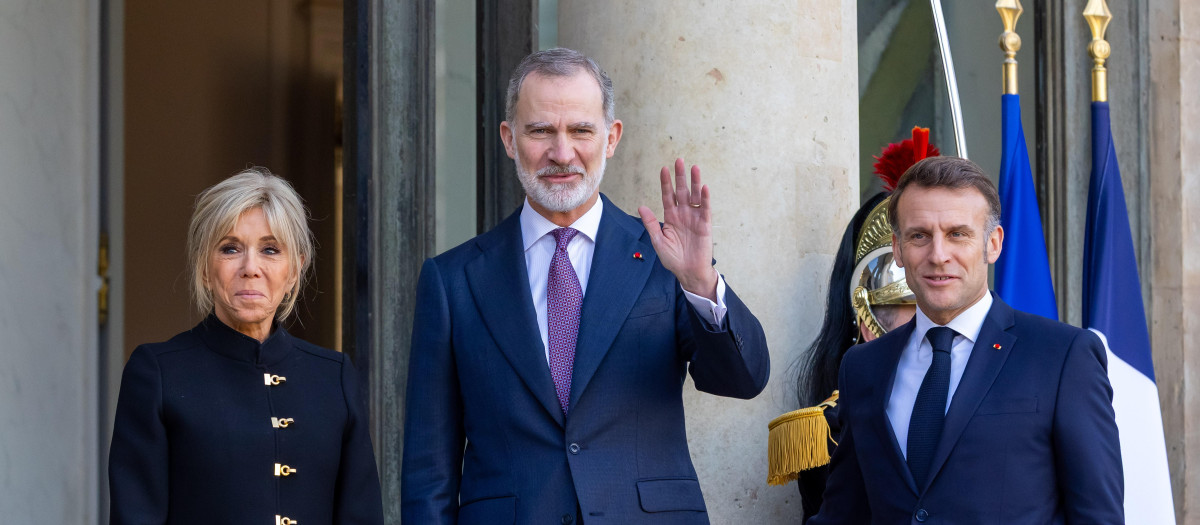 El Rey, este martes, junto a Emmanuele Macron y su esposa en el Palacio del Eliseo