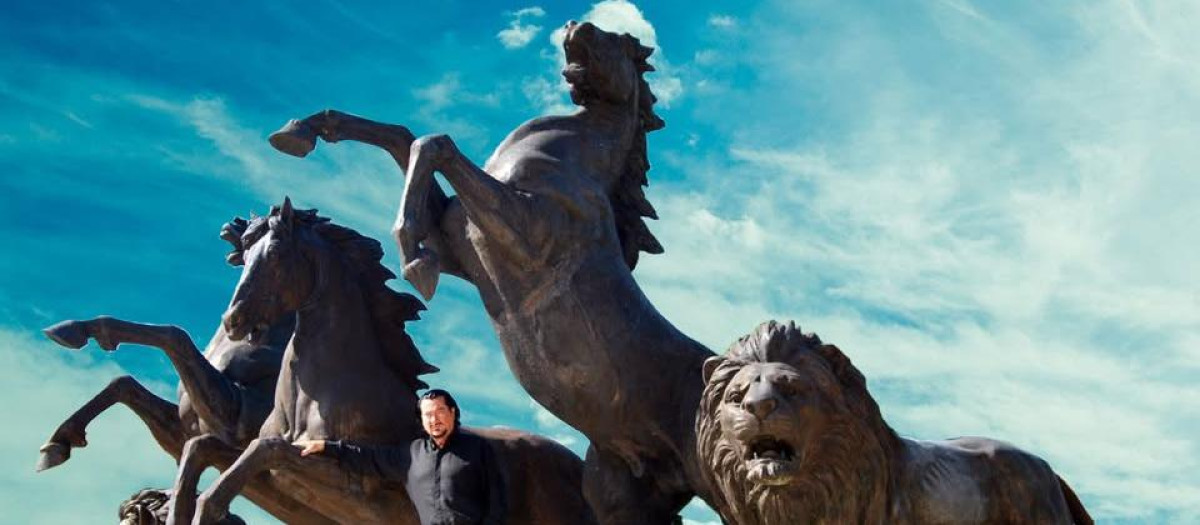 Ginés Serrán, el artista escultor, con una de sus obras