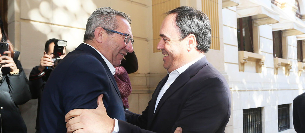 Saludo entre el presidente de la Diputación de Alicante, Toni Pérez, y el presidente de la Generalitat Valenciana, Juanfran Pérez Llorca