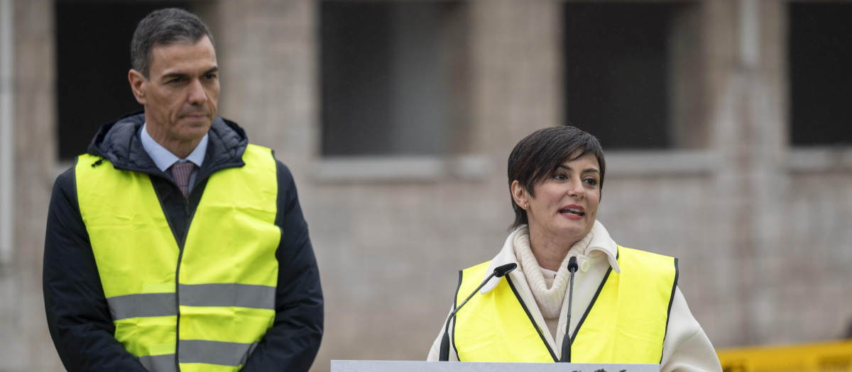 El presidente del Gobierno, Pedro Sánchez, y la ministra de Vivienda, Isabel Rodríguez, y durante el acto de demolición de los primeros edificios del acuartelamiento de Campamento
