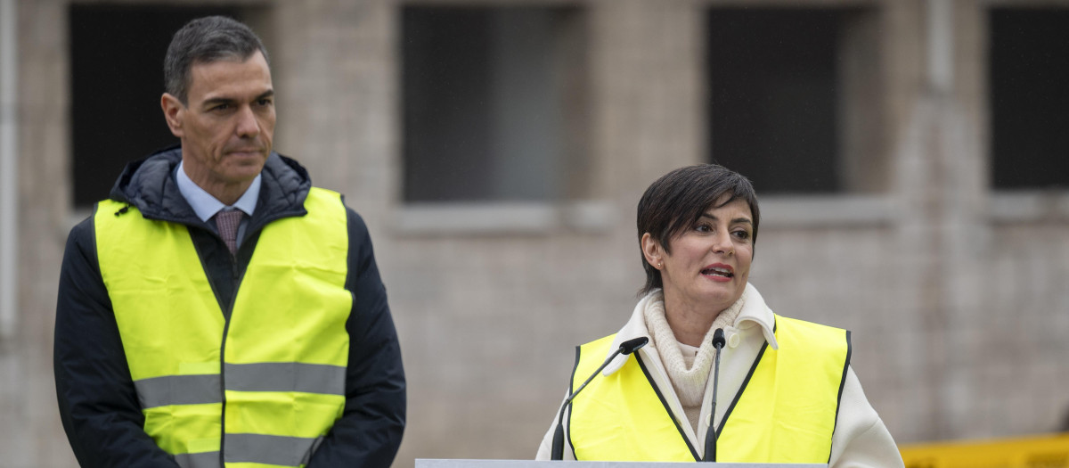 El presidente del Gobierno, Pedro Sánchez, y la ministra de Vivienda, Isabel Rodríguez, y durante el acto de demolición de los primeros edificios del acuartelamiento de Campamento