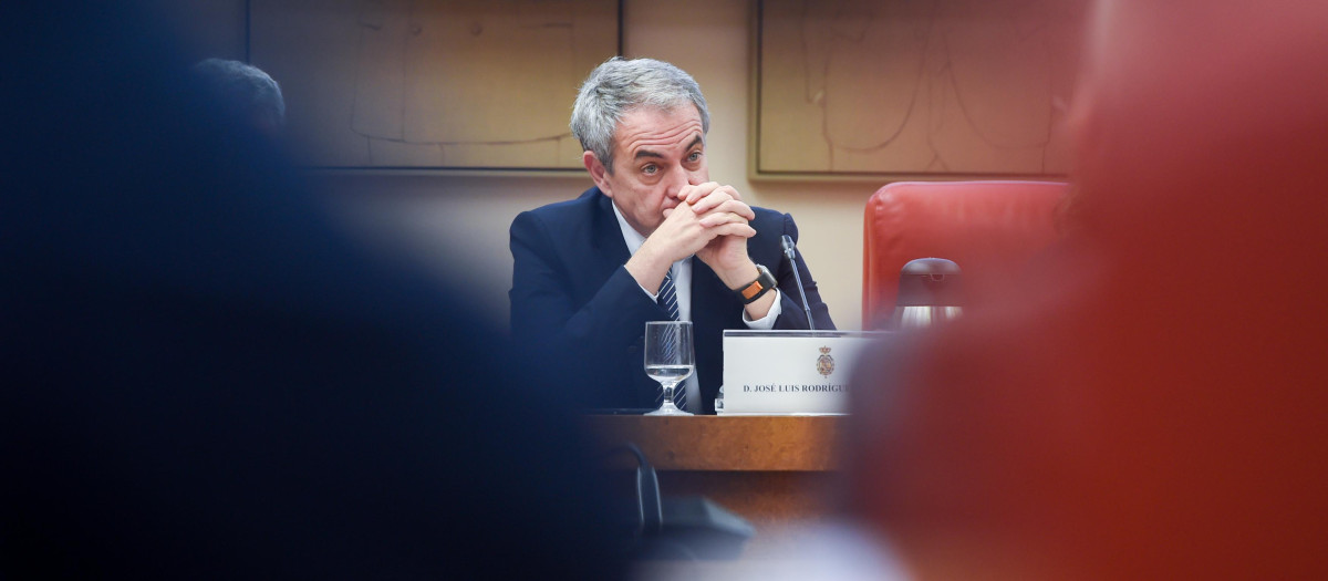 (Foto de ARCHIVO)
El expresidente del Gobierno José Luis Rodríguez Zapatero durante el acto de homenaje a José Enrique Serrano Martínez, a 4 de diciembre de 2025, en Madrid (España). Fallecido en junio de este año, José Enrique Martínez Serrano fue jefe de gabinete de Felipe González y José Luis Rodríguez Zapatero.

El expresidente del Gobierno José Luis Rodríguez Zapatero durante el acto de homenaje a José Enrique Serrano Martínez, a 4 de diciembre de 2025, en Madrid (España). 04/12/2025