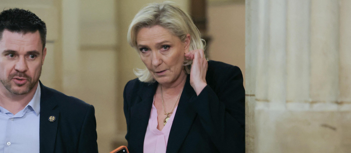 Marine Le Pen líder de Agrupación Nacional saliendo del Tribunal de Apelaciones de París