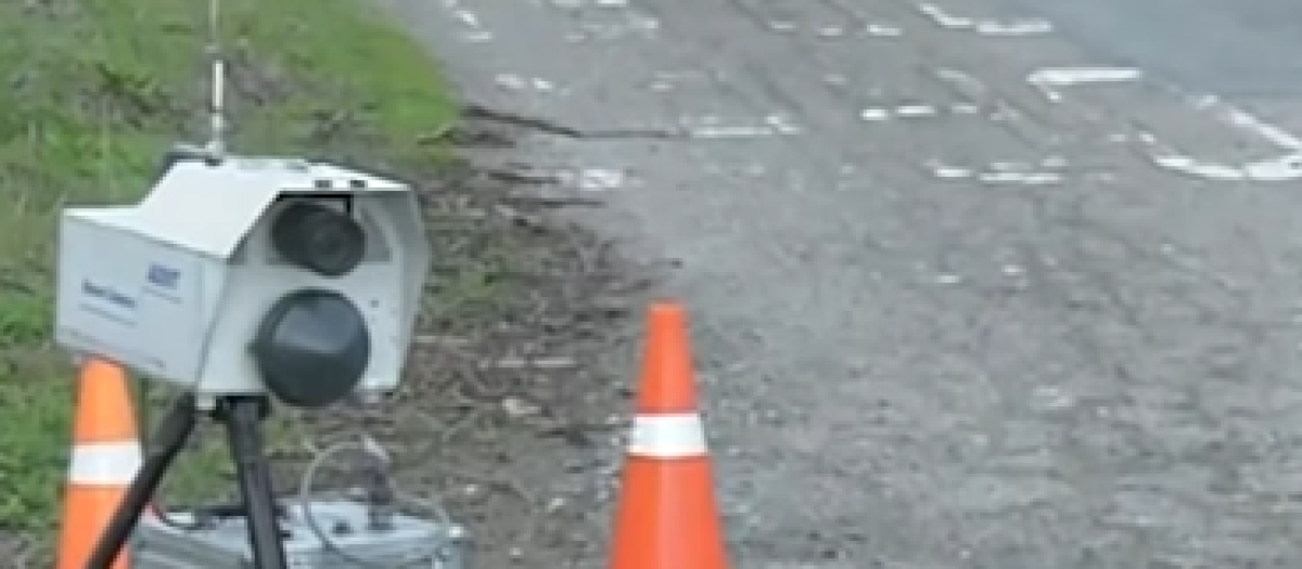 Uno de estos equipos ubicado en una carretera nacional