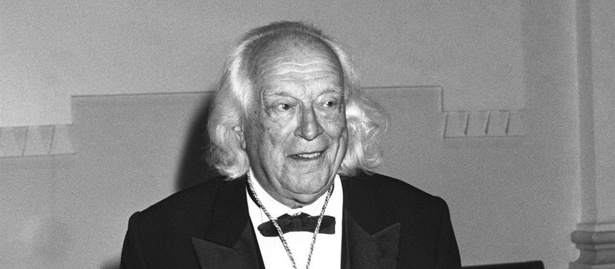 El poeta Rafael Alberti recibe la medalla de Academico Honorario de la Real Academia de bellas Artes de San Fernando