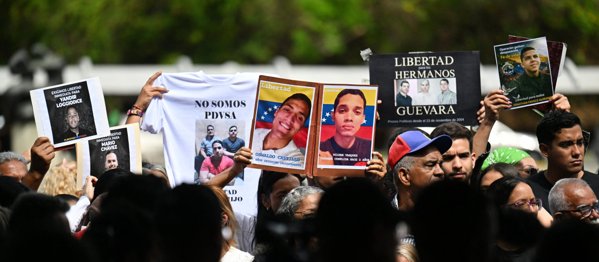 Familiares con retratos de presos políticos en Venezuela