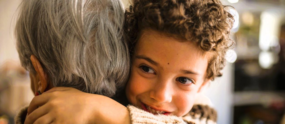 El abrazo de un nieto puede ser infinitamente más sanador que muchas medicinas