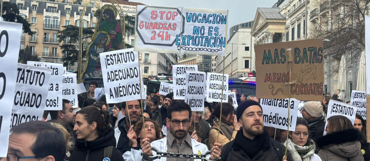Concentración de médicos en el Hospital de Cruces en Barakaldo durante la primera jornada de huelga por un estatuto marco propio