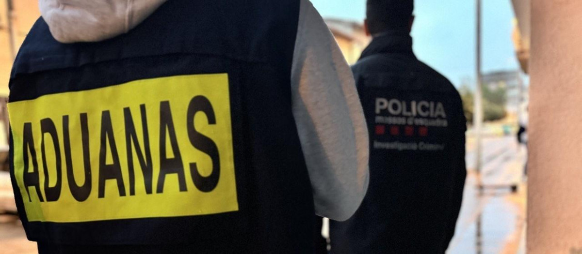 Agente del Servicio de Vigilancia Aduanera de la Agencia Tributaria junto a un agente de los Mossos d'Esquadra