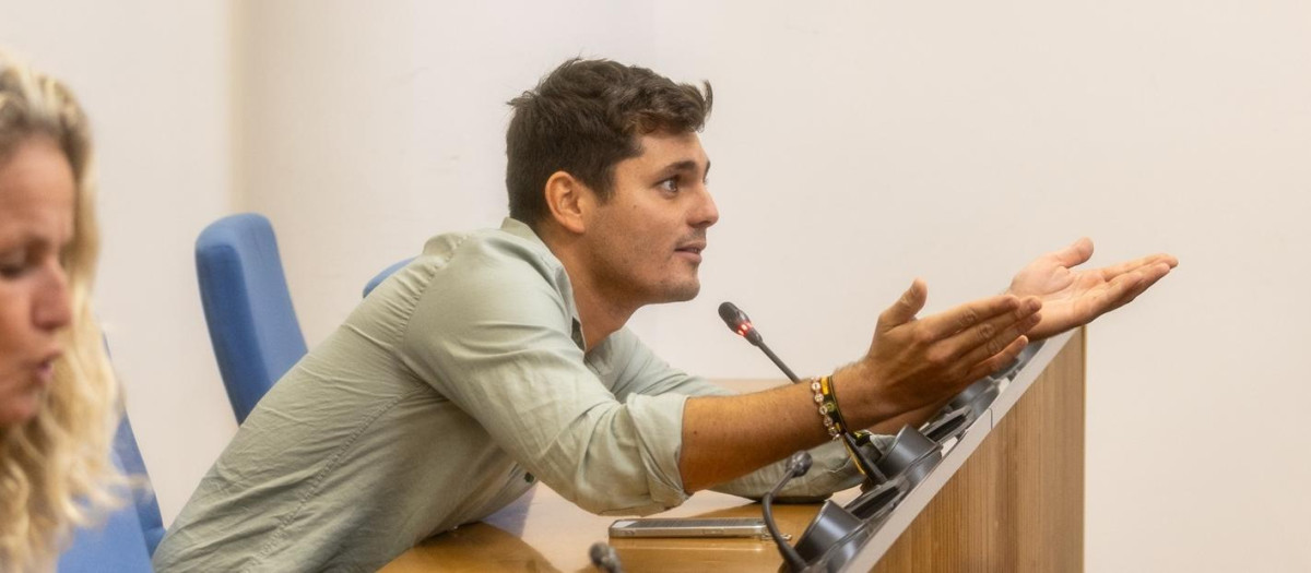 Vito Quiles durante una rueda de prensa en el Congreso