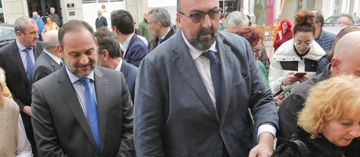 La alcaldesa de Lugo, Lara Méndez; el ministro de Transportes, José Luis Ábalos, y su asesor, Koldo García, llegan a la presentación de la nueva estación intermodal de Lugo