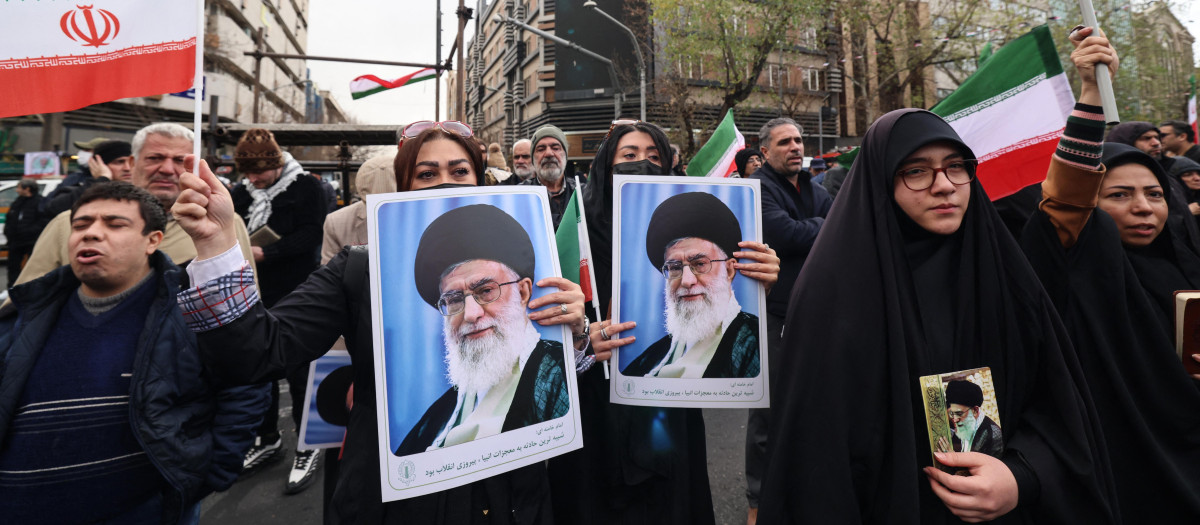 Mujeres iraníes sostienen retratos del líder supremo de Irán, el ayatolá Alí Jamenei, durante los funerales de los miembros