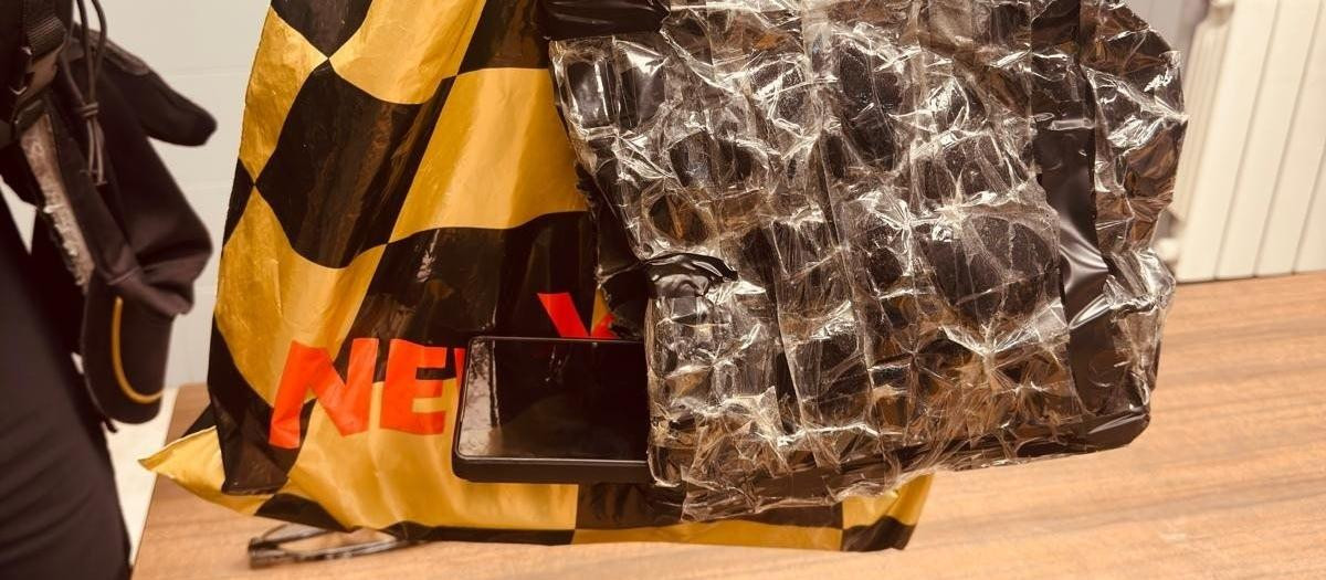 Móvil con el que el detenido grababa a las víctimas

REMITIDA / HANDOUT por POLICÍA NACIONAL
Fotografía remitida a medios de comunicación exclusivamente para ilustrar la noticia a la que hace referencia la imagen, y citando la procedencia de la imagen en la firma
14/1/2026