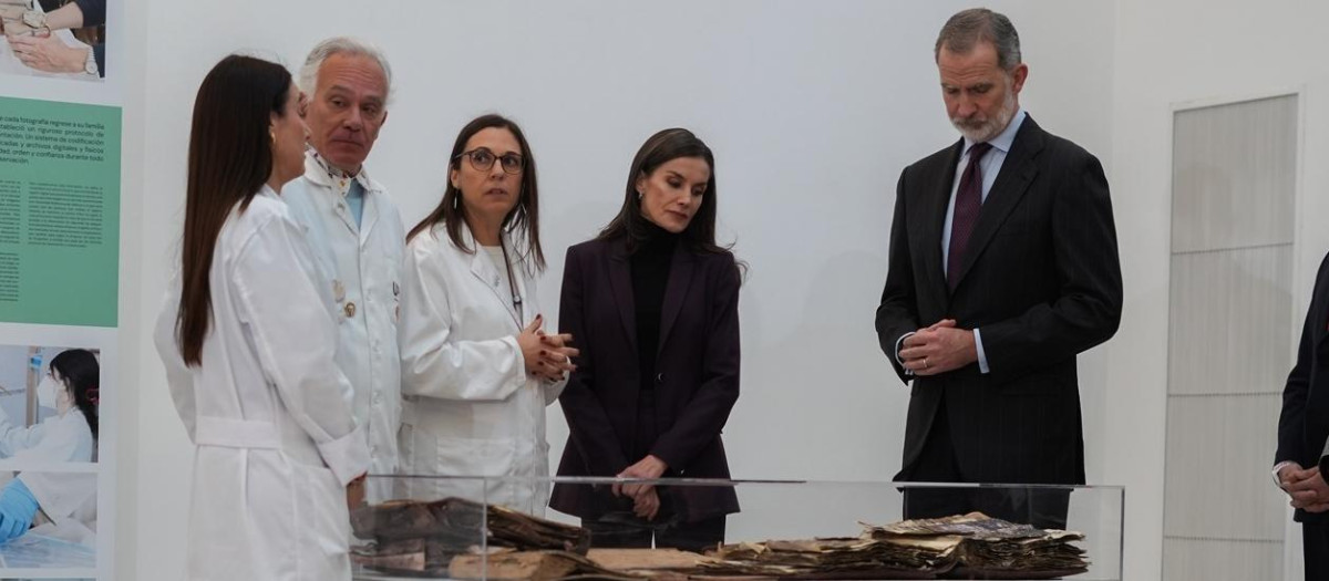 Imagen tomada este miércoles de los Reyes don Felipe y doña Letizia durante su visita al proyecto Salvem les fotos de la UPV.

JORGE GIL/EUROPA PRESS
14/1/2026