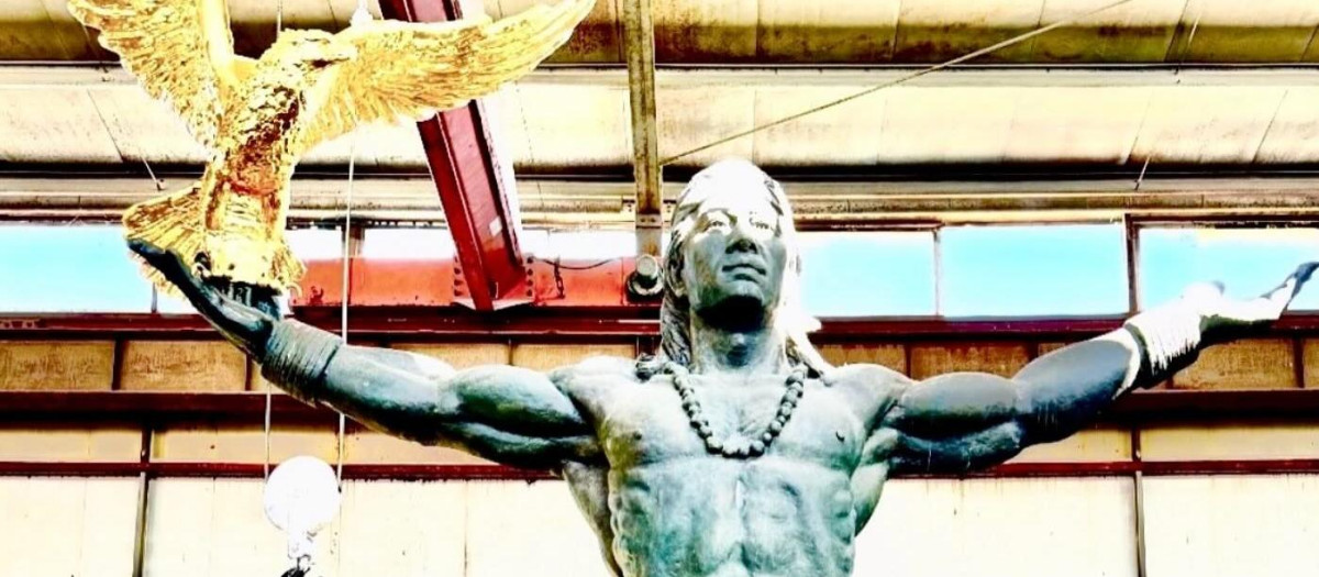 El autor junto a una de sus colosales figuras, comparadas con personajes de Marvel