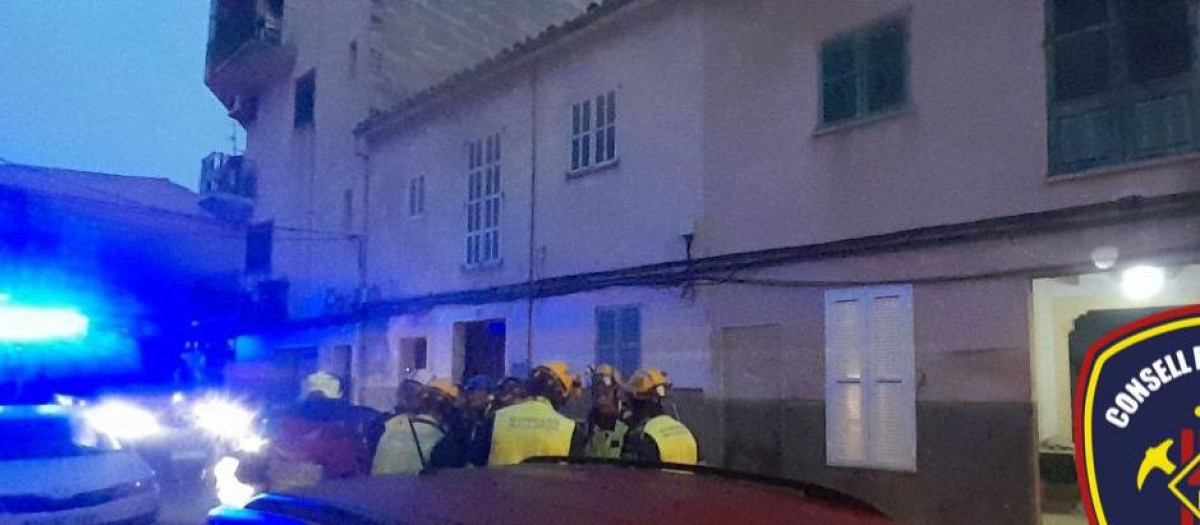 Imagen de la fachada de la casa de dos plantas que ha sufrido el derrumbe