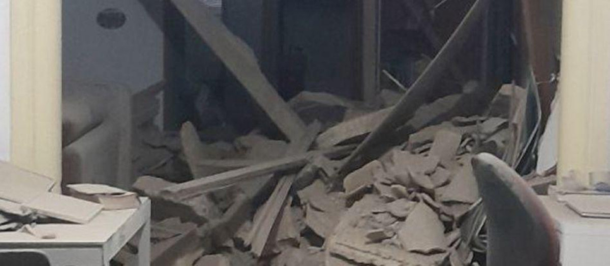 La habitación donde dormía la víctima fallecida quedó llena de escombros