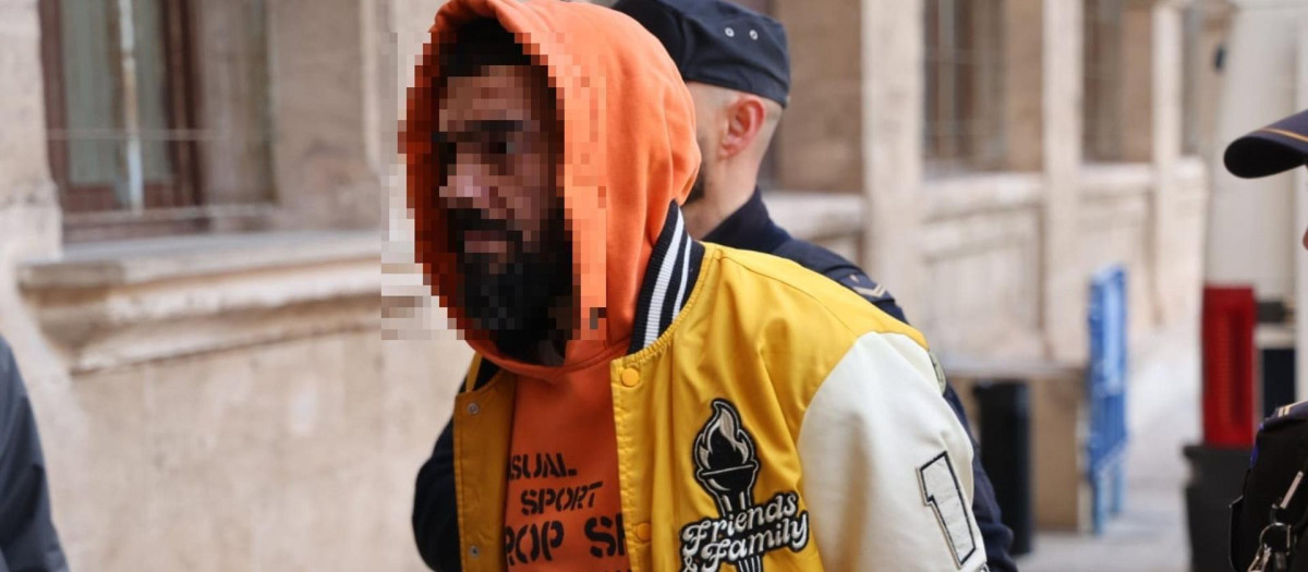 El presunto asesino, llegando a los juzgados