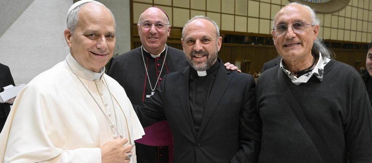 El Papa, junto a monseñor Francisco Jesús Orozco Mengíbar, obispo de Guadix, y el reverendo Manuel Mingorance Carmona, director de Proyecto Hombre Granada.