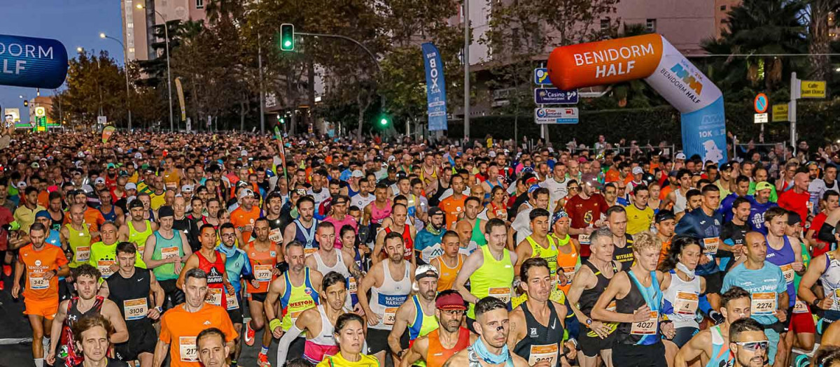 Imagen de los participantes de la Benidorm Half 2025