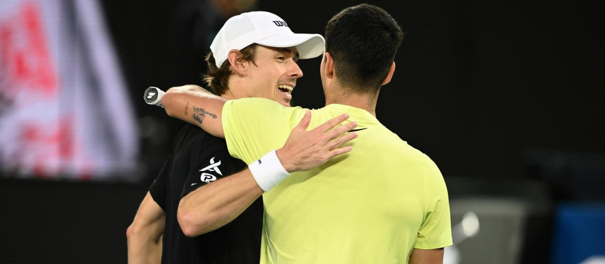 Carlos Alcaraz y Alex de Miñaur, en una exhibición en el Open de Australia