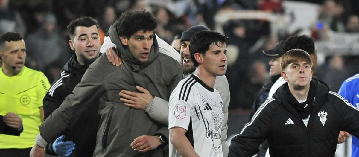 ALBACETE, 14/01/2026.- Los jugadores del Albacete celebran la victoria al finalizar el partido de octavos de final de la Copa del Rey que Albacete Balompié y Real Madrid disputaron este miércoles en el estadio Carlos Belmonte. EFE/Manu