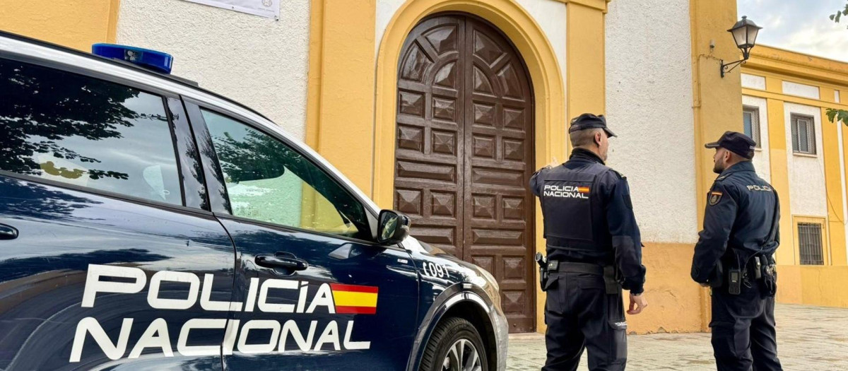 Agentes de la Policía Nacional, a las puertas de la iglesia de San Roque de Almería, donde ocurrieron los hechos