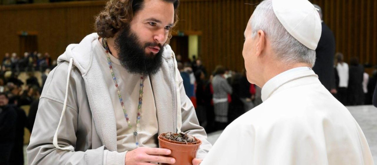 Adrián Ruiz Pelayo entrega una pequeña planta de ciprés al Santo Padre