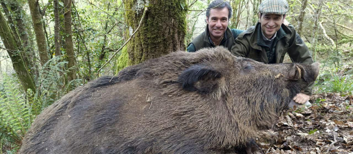 Cazadores posan con un ejemplar de jabalí cercano a los 200 kilos, conocido como 'vakamulo'
