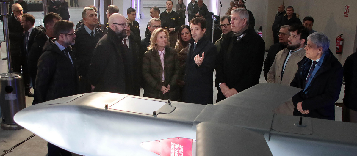 La secretaria de Estado de Defensa, Amparo Valcarce, visita las instalaciones de la futura fábrica de vehículos aéreos no tripulados de Indra Group acompañada por el presidente ejecutivo, Ángel Escribano, y el consejero delegado, José Vicente de los Mozos