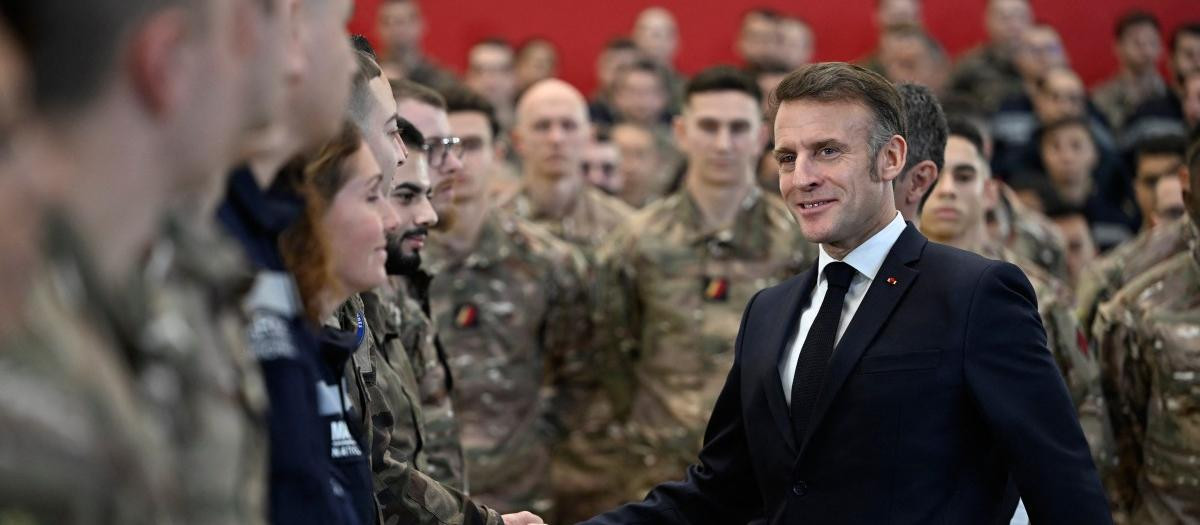 El presidente francés, Emmanuel Macron, estrecha la mano de los soldados tras pronunciar su discurso de Año Nuevo