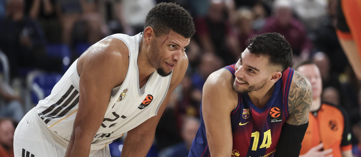 Willy Hernangómez y Edy Tavares, durante el último Real Madrid - Barça Basket de baloncesto