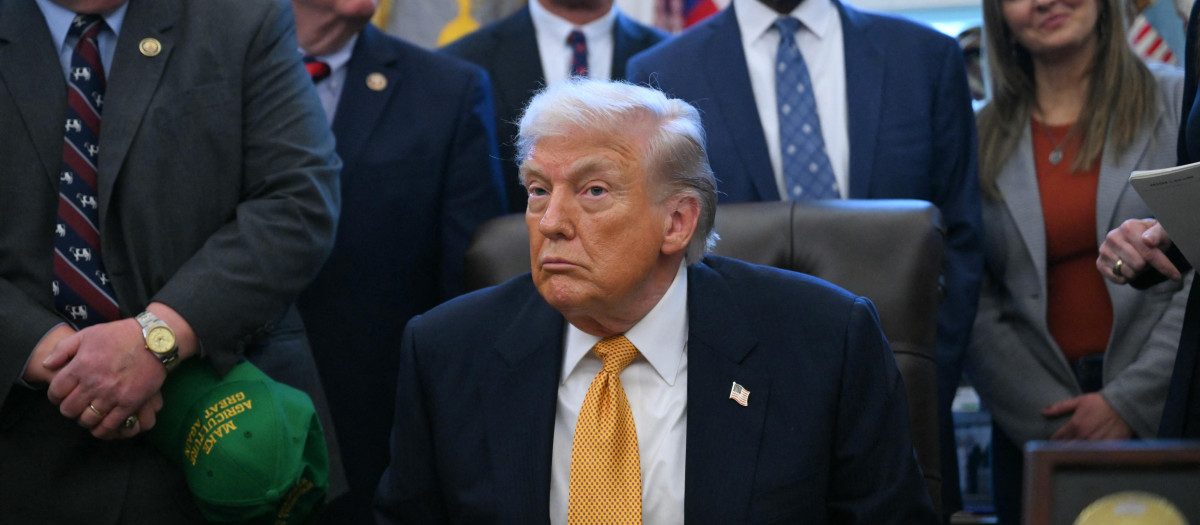 El presidente de Estados Unidos, Donald Trump, observa antes de firmar un proyecto de ley en la Oficina Oval de la Casa Blanca en Washington, DC