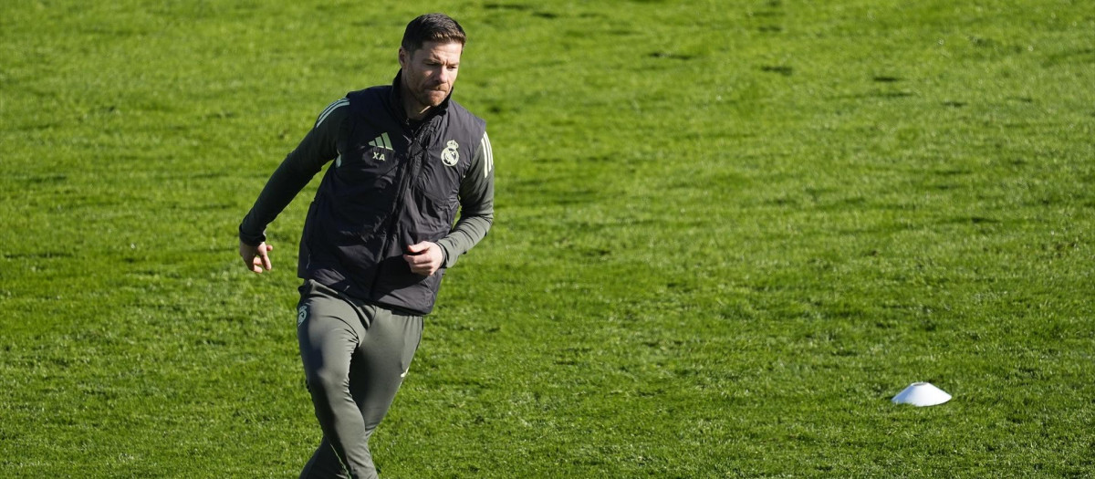 Xabi Alonso, en un entrenamiento dirigiendo al Real Madrid